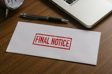 Final Notice Envelope.Final notice bills in wood table.House foreclosure and financial crisis, debt and stress.Recession,Estate problem. - obrazy, fototapety, plakaty