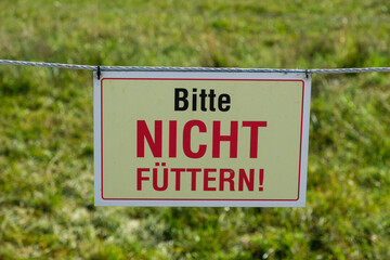 Fototapeta premium Fütterungsverbot: Schild: 