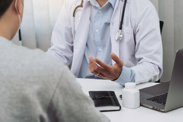 Doctors are explaining the treatment of a patient's illness while wearing a mask during the epidemic.