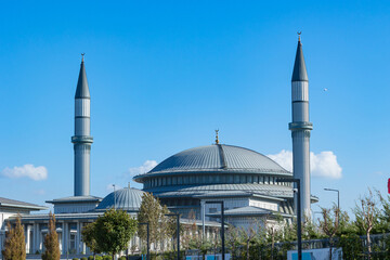 Ali Kuscu Mosque in Istanbul Airport. Modern islamic architecture background. - obrazy, fototapety, plakaty