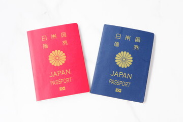 日本のパスポート（一般旅券10年用赤色と一般旅券5年用紺色）を用意して海外旅行を計画する
