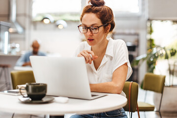 Caucasian entrepreneur working with a laptop in restaurant