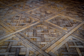 Dettaglio di un pavimento di legno a rombi in un antico palazzo di Venezia