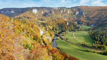 Blick vom Eichfelsen am Premiumwanderweg Donauwellen (Eichfelsen-Panorama) ins Donautal und auf...
