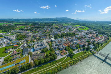 Die österreichische Grenzstadt Oberndorf bei Salzburg im Luftbild, Blick zur Innenstadt - obrazy, fototapety, plakaty