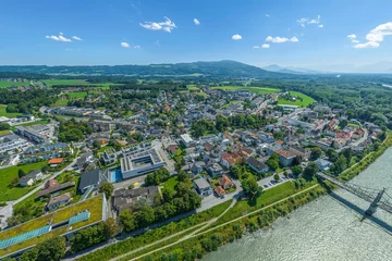 Foto op Plexiglas Die österreichische Grenzstadt Oberndorf bei Salzburg im Luftbild, Blick zur Innenstadt © ARochau