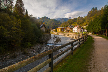 Il torrente Ma&egrave; che attraversa il paese di Forno di Zoldo nelle Dolomiti bellunesi