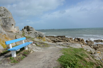 banc bleu le long du chemin douanier, Bretagne