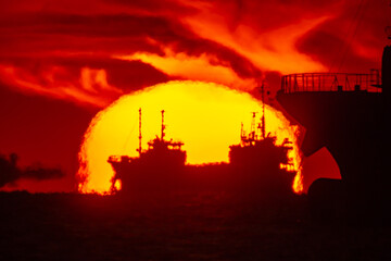 周防灘の片隅で昇る太陽を背に交わる船たち20231013