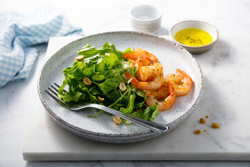 Leaf salad with shrimps and peanut
