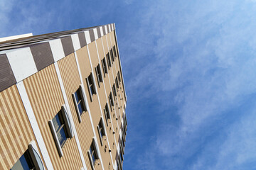 青い空と高層マンション