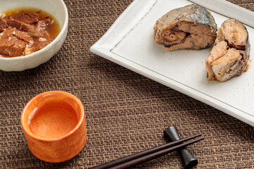 鯖の水煮と牛肉の煮込と日本酒