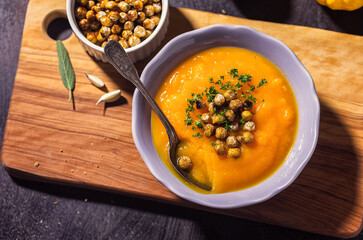 Homemade pumpkin soup with crispy roasted chickpeas	 - 675252322