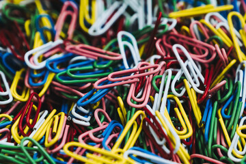 Arrière plan coloré - Close-up sur des trombones de toutes les couleurs