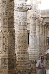 Le temple Jaïn d'Adinath (colonne) - Rajasthan
