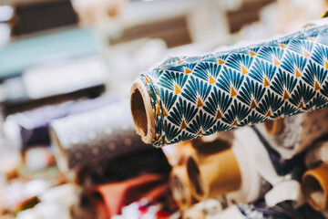 Rouleaux de tissus avec des motifs colorés - Matériel de couture	