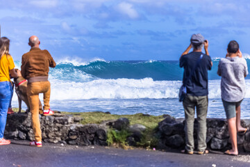 Curieux observant le déchaînement de la mer, île de la Réunion  - obrazy, fototapety, plakaty