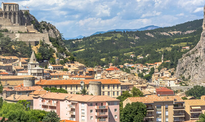 Fototapeta na wymiar Ville de Sisteron entre la Citadelle et le rocher de la Baume 
