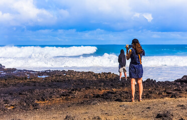 femme et homme observant la mer