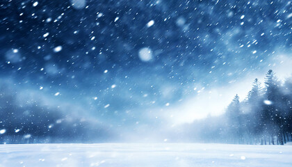Tempête de neige dans un paysage d'hiver. Blizzard dans un ciel nuageux hivernal.