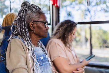 Fototapeten Mulher negra senior com penteado afro sentada no onibus. © Brastock Images