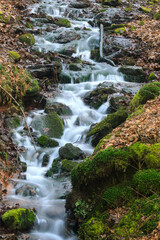 Fototapeta na wymiar kleinere Wasserfall