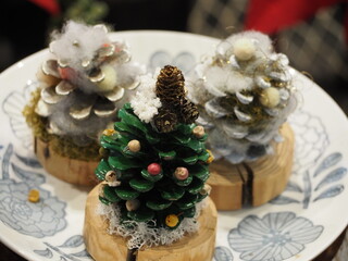 松ぼっくりのクリスマスツリー