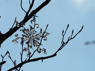 木の枝に吊るした雪のオブジェ