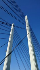 Fototapeta premium 巨大な吊橋の柱とケーブル