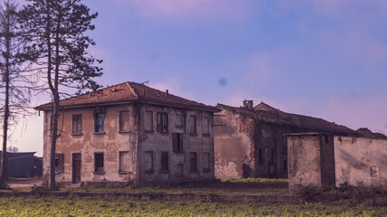 Fototapeta na wymiar old abandoned farm house in Settala, Italy