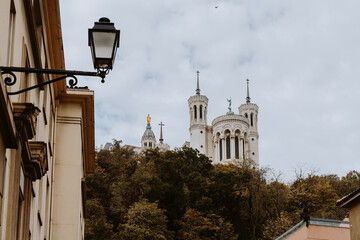 Blick auf eine Kirche auf den Hügeln von Lyon in Frankreich und eine Straßenlaterne