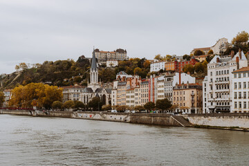 Häuser und Kirche am Fluss in Lyon im goldnen Herbst