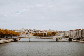 Blick auf Lyon von deiner Brücke aus über den Fluss auf eine weitere Brücke und die schöne Stadt in Frankreich