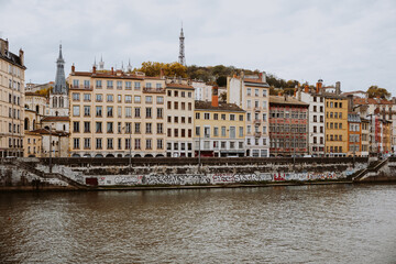 Blick auf die Häuser am Flussufer von Lyon in Frankreich