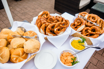 Leckere Brezeln auf einer Hochzeit