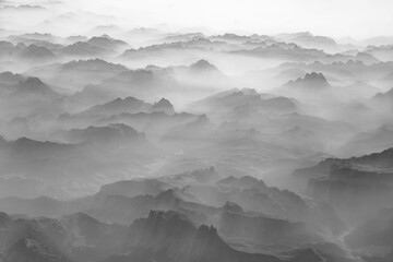 Alpine Eleganz: Luftaufnahmen, die die Pracht der Berge enthüllen