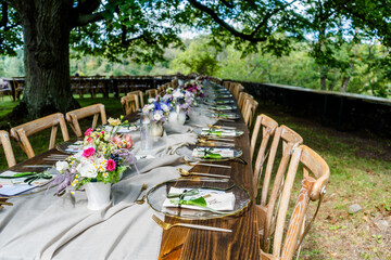 Einfach und dennoch raffiniert: Minimalistische Tischdekorationen