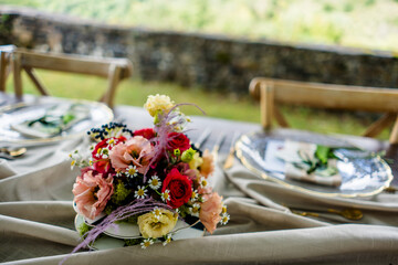 Nat&uuml;rliche Sch&ouml;nheit: Blumen und gr&uuml;ne Elemente in der Tischdekoration