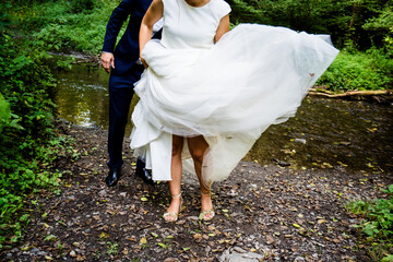 Paarshooting eines Brautpaares Wald