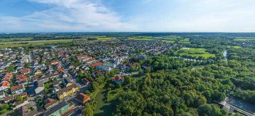 Olching im Landkreis Fürstenfeldbruck in Oberbayern, Blick auf die Amperauen und die südlichen Stadtteile - obrazy, fototapety, plakaty