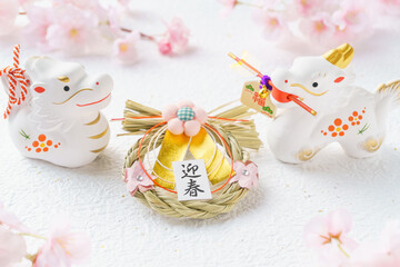 辰年の年賀状素材｜辰と迎春のしめ飾りと桜
