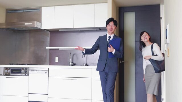 物件の案内をする不動産会社のスタッフ