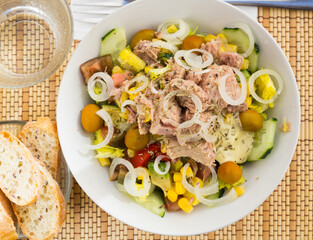 Mediterranean vegetable salad with tuna