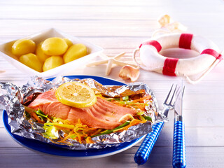 Lachs in Alufolie, Fischgericht, Salzkartoffeln,  Alufolie, Tellergericht,