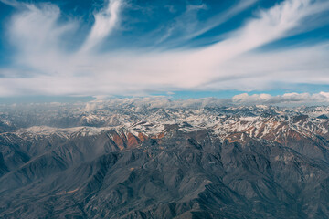 Vista aérea das montanhas nevadas da Cordilheira dos Andes durante primavera entre novembro e...