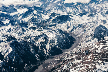 Vista aérea das montanhas nevadas da Cordilheira dos Andes durante primavera entre novembro e dezembro de 2023. 