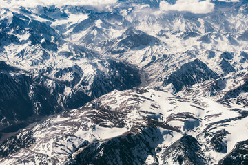 Fototapeta premium Vista aérea das montanhas nevadas da Cordilheira dos Andes durante primavera entre novembro e dezembro de 2023. 