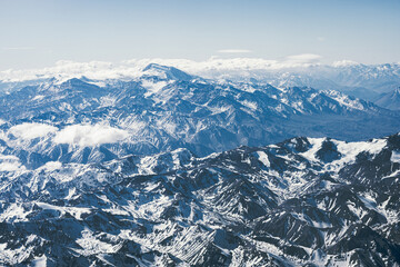 Vista aérea das montanhas nevadas da Cordilheira dos Andes durante primavera entre novembro e dezembro de 2023. 