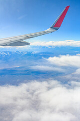 Fototapeta premium Vista da asa de avião comercial com Cordilheira dos Antes durante primavera.