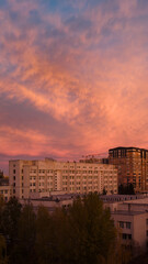 Naklejka premium Beautiful sunrise over the city